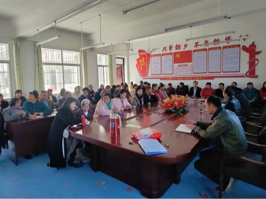 楼台九年制学校召开“学生成长”家长会