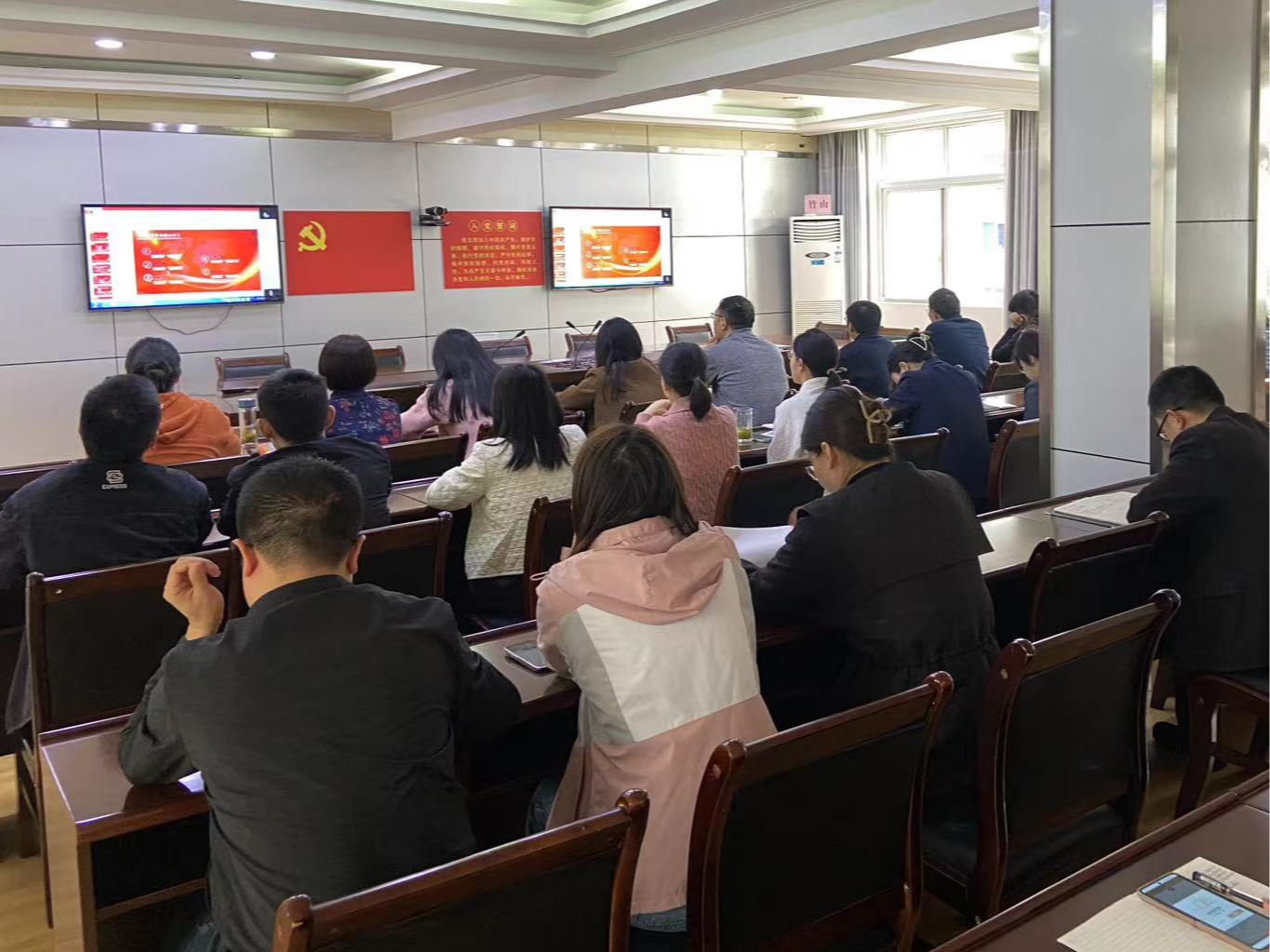 县财政局干部职工积极参加写作知识培训