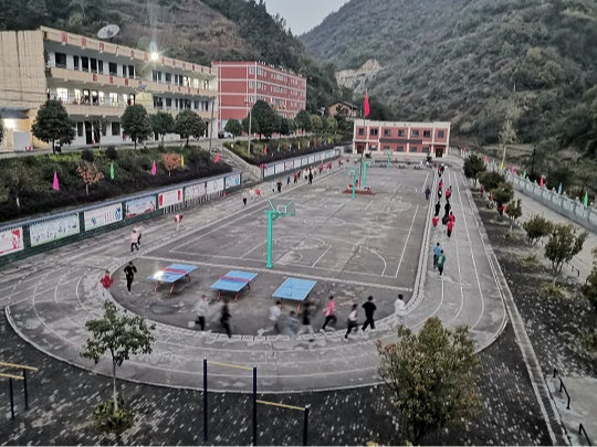 沧浪九年制学校：坚持晨跑  强健体魄