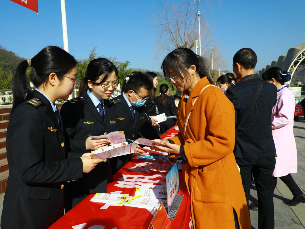 县市场监管局开展市场营商环境日宣传活动