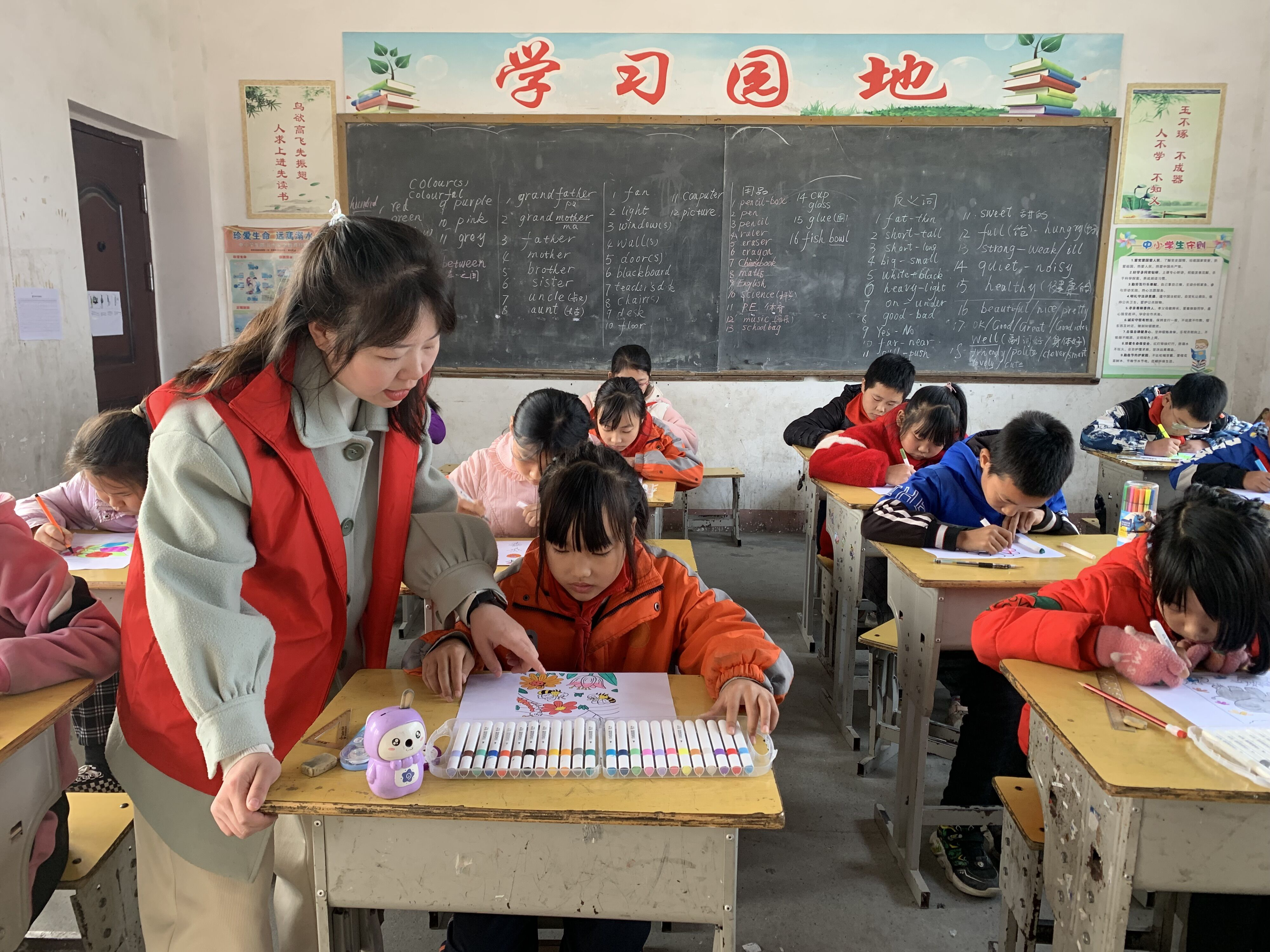 秦古小学：爱心助学 情暖童心