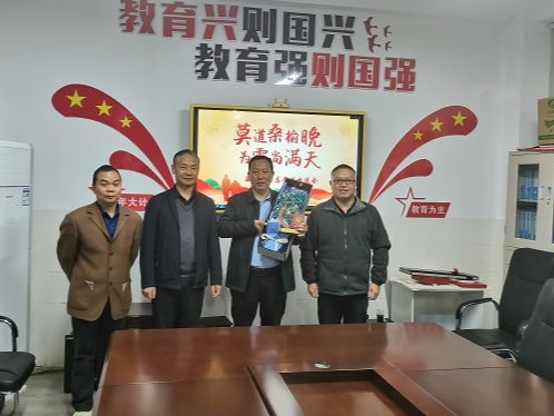 擂鼓镇中心学校举行退休教师欢送会