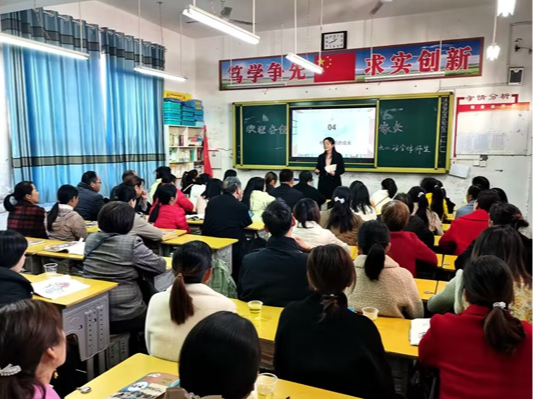 宝丰中学召开期中家长会