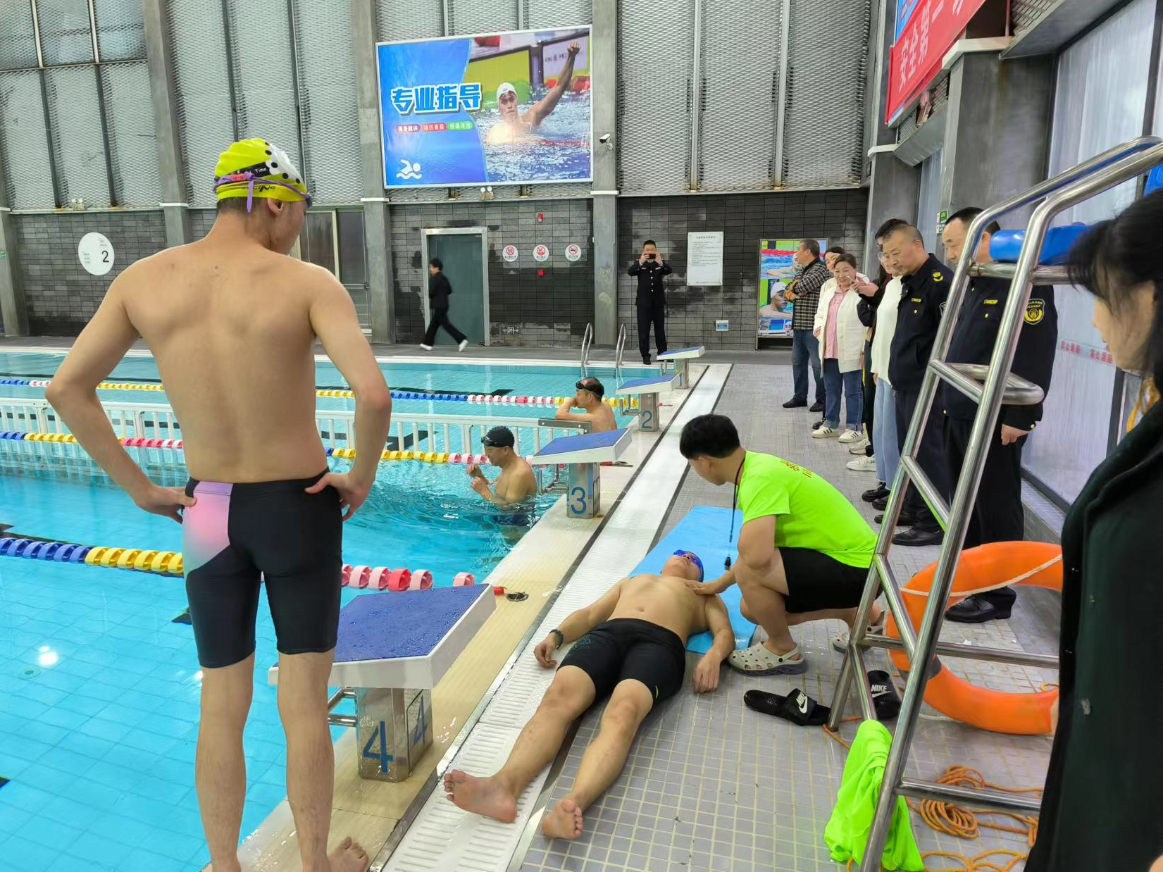 县文旅局组织游泳馆开展防溺水应急演练