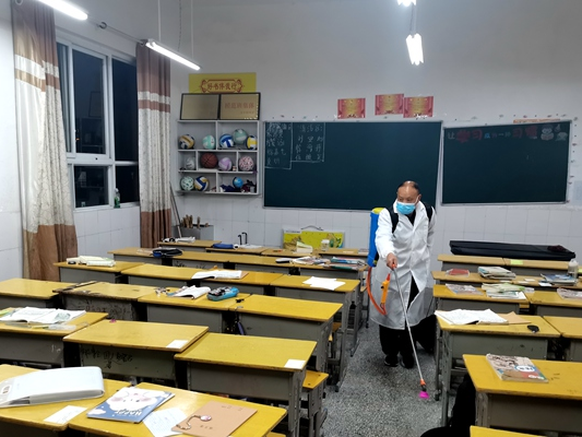 宝丰中学常态化开展消毒消杀