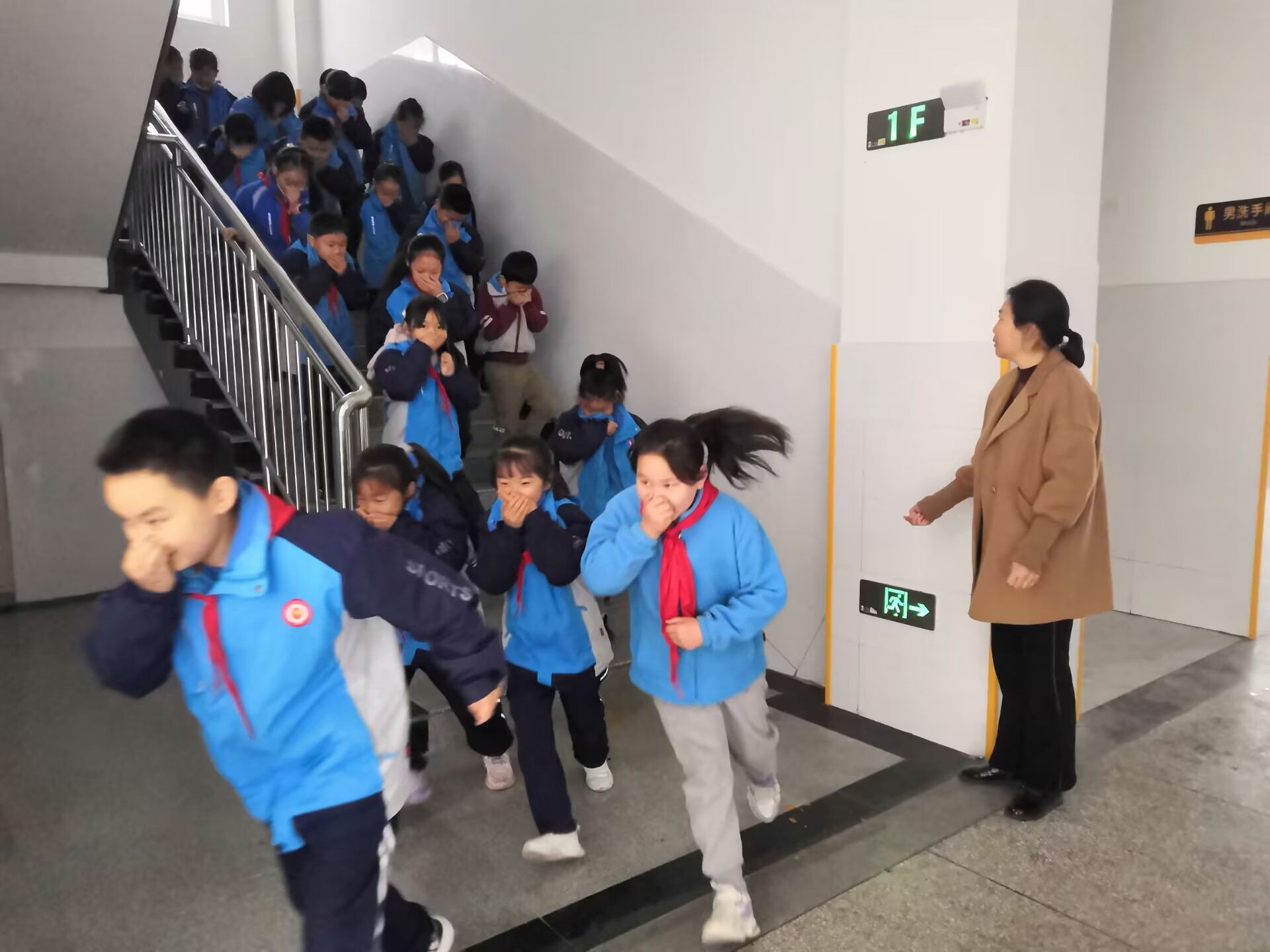 明清小学开展消防应急疏散演练