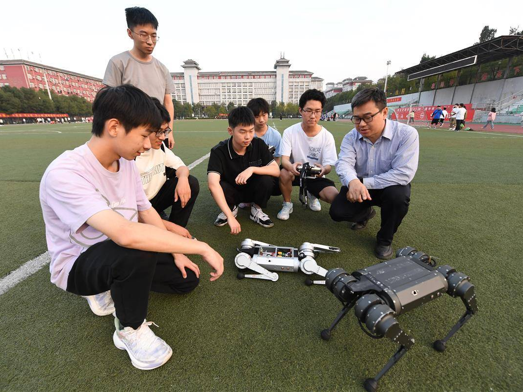 湖北省大学生在中国机器人大赛中获一等奖