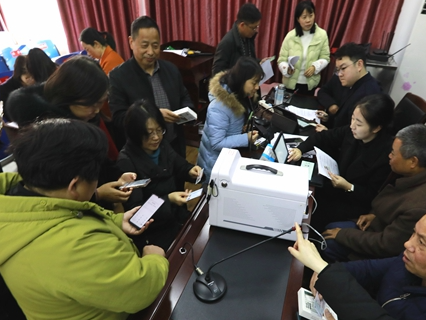 宝丰镇教职工乐享“送卡上门”服务