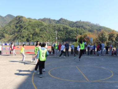 上庸镇中心学校中学部举行校园篮球比赛活动