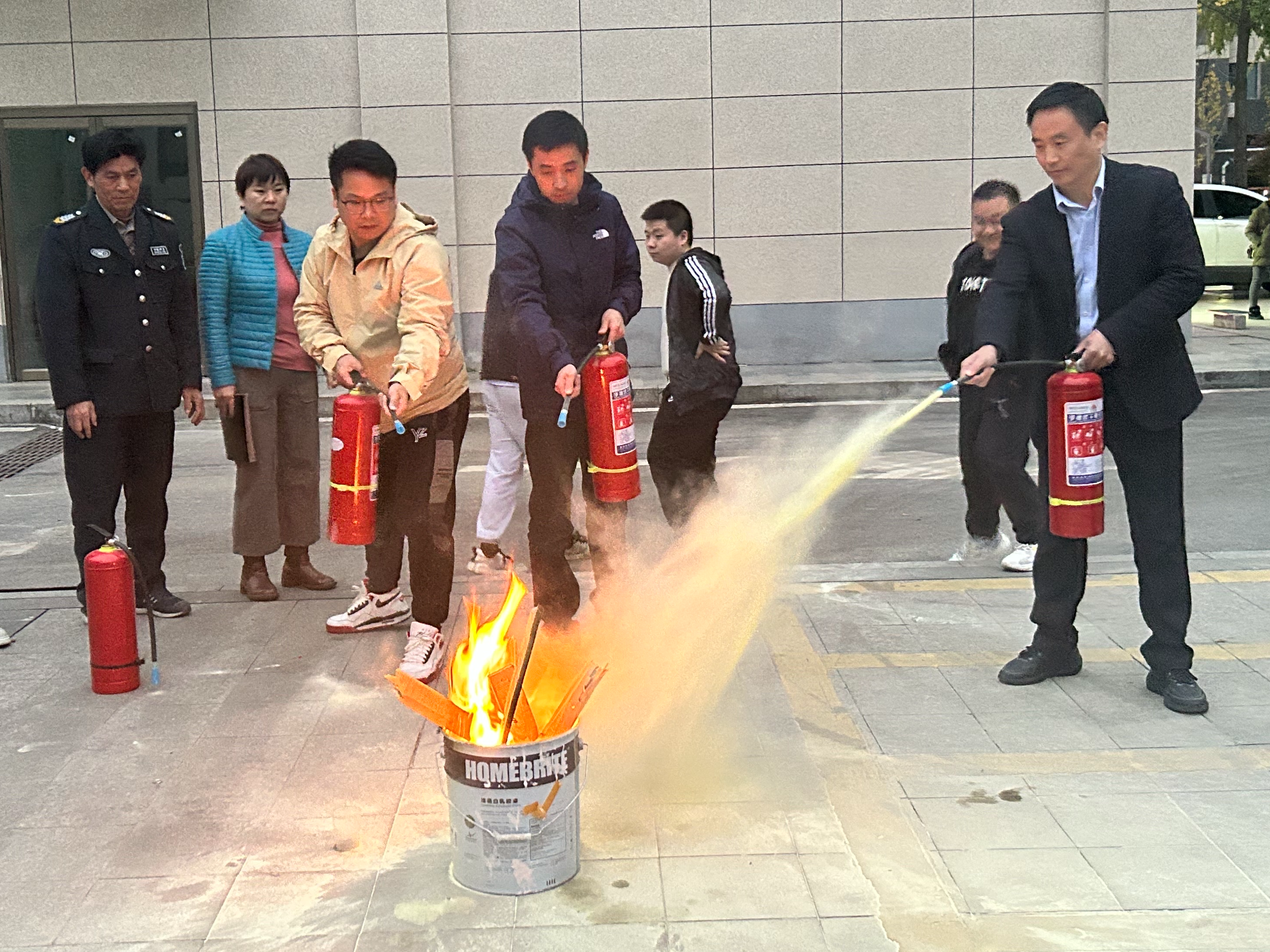 縣婦幼保健院開展安全生產(chǎn)暨消防培訓(xùn)應(yīng)急演練活動