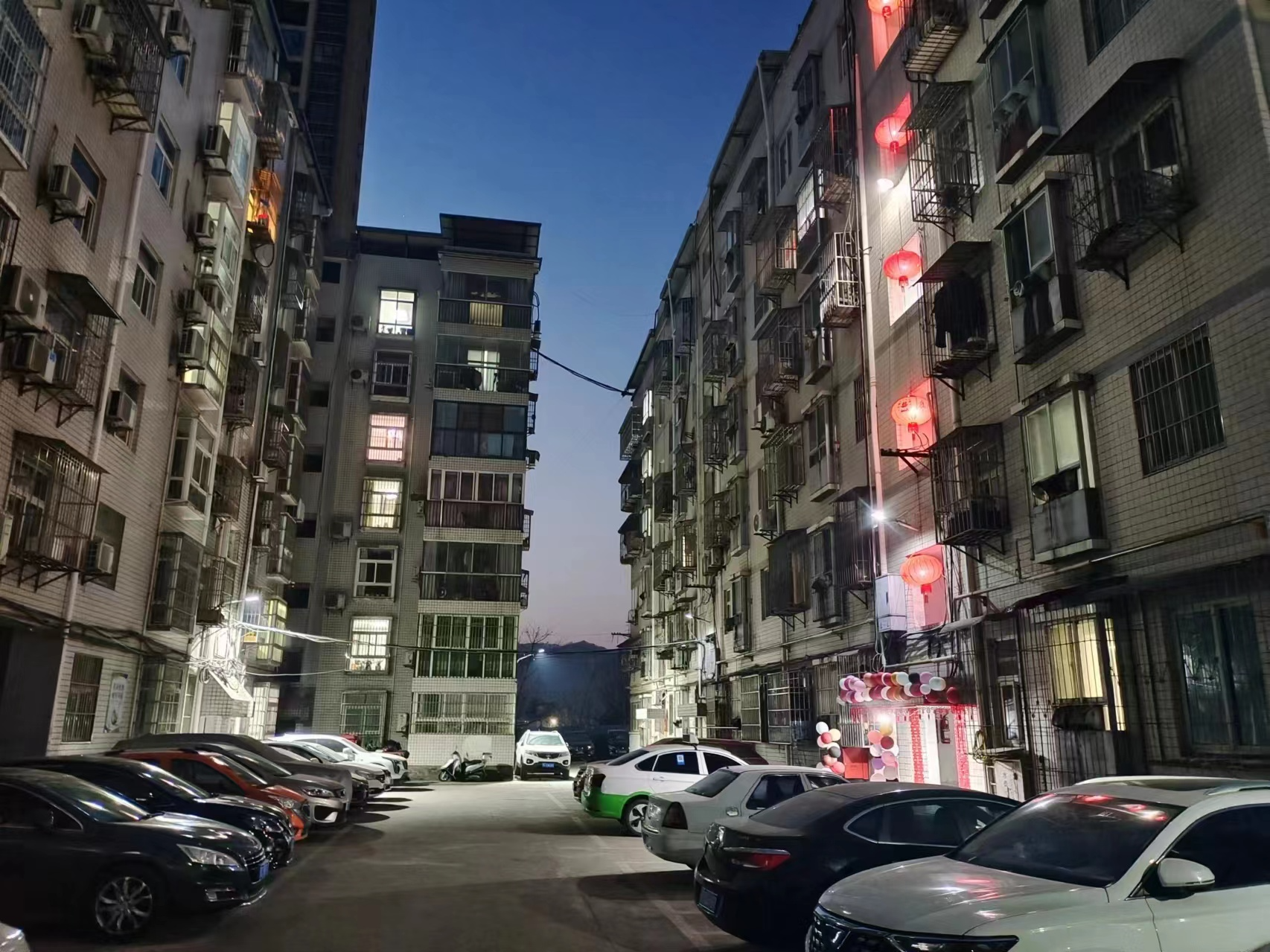 城关镇： “点亮”小区街巷