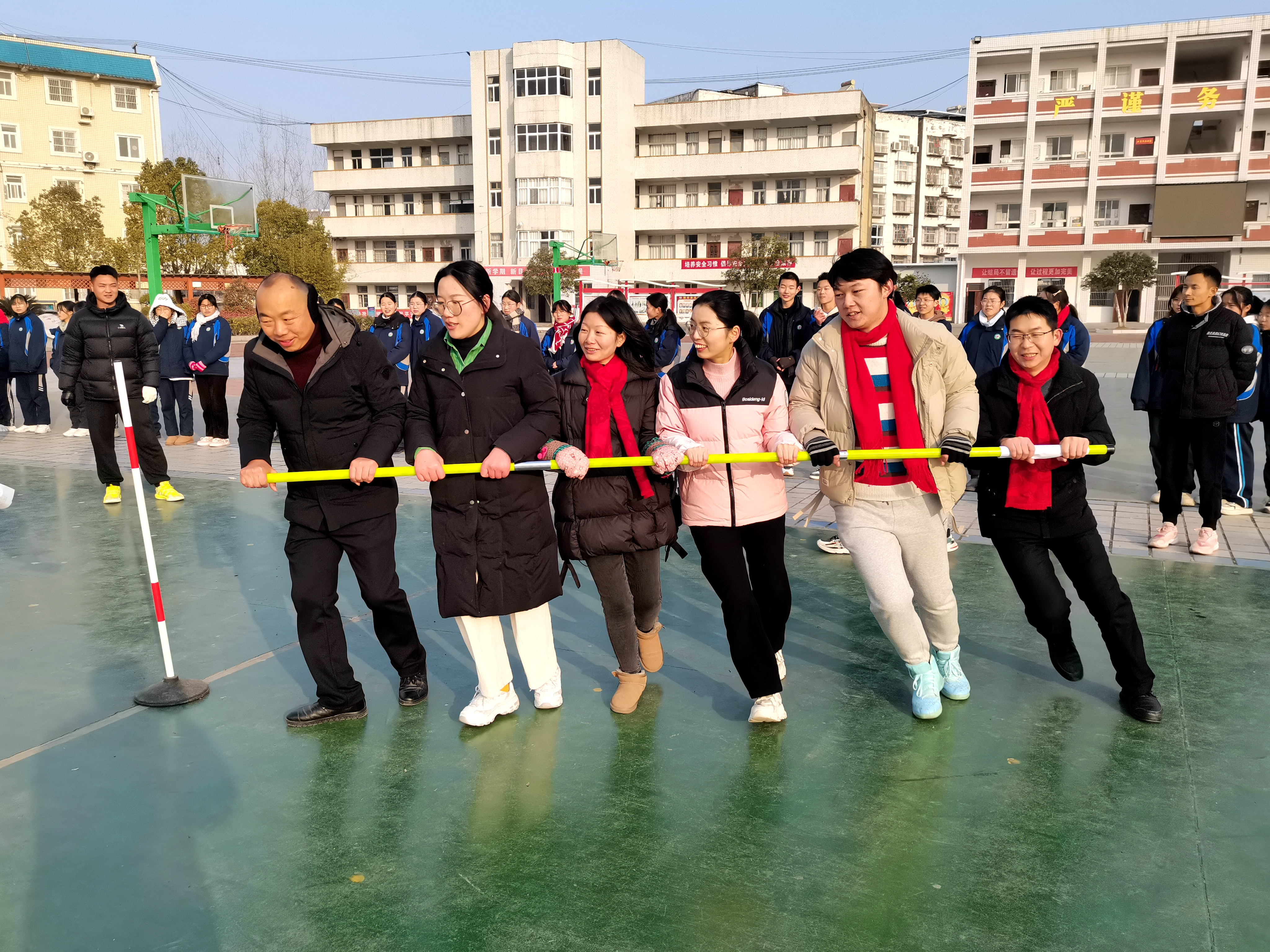 宝丰中学：教职工趣味运动会乐翻冬日校园