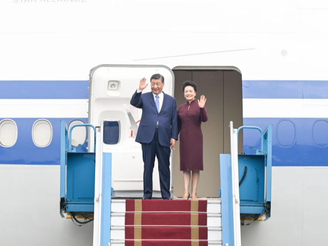 高清大图｜习近平抵达河内对越南进行国事访问