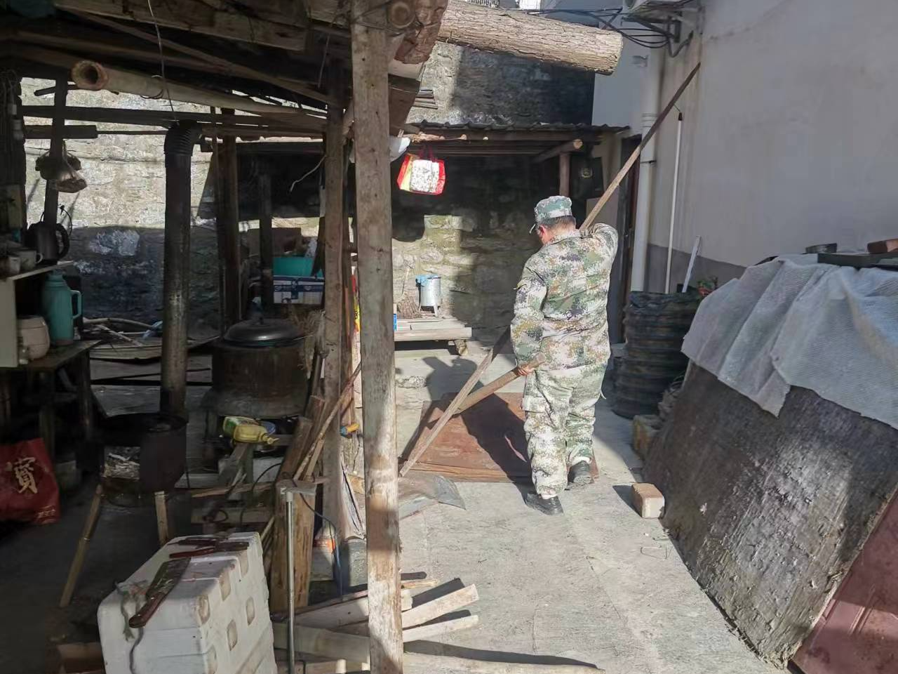 官渡镇拆除一处违法建筑