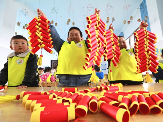 宝丰镇黄栗幼儿园：制作手工庆元旦　欢声笑语迎新年
