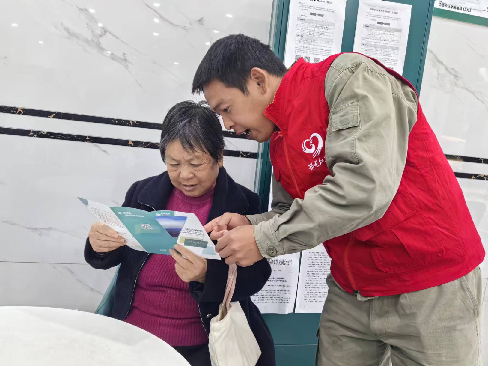 竹山县供电公司：深入走访客户 做客户坚强“后盾”