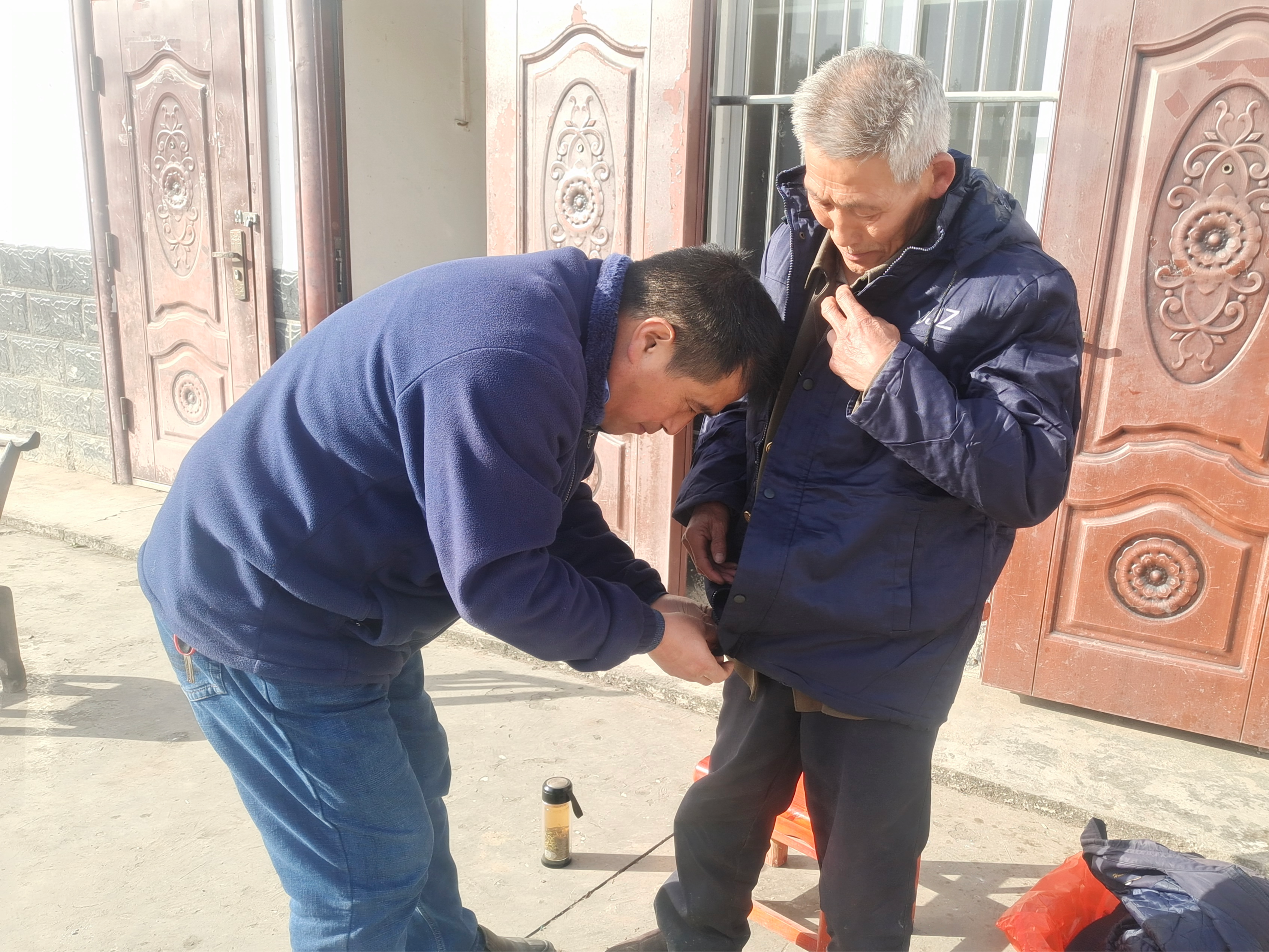 “敲门入户”送温暖 　助力群众过暖冬