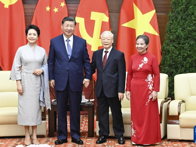 习近平夫妇同越共中央总书记阮富仲夫妇话别