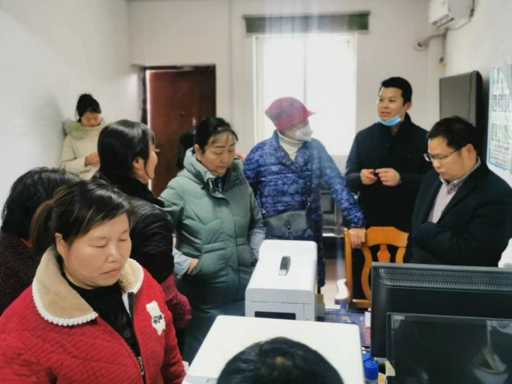 县人社局：就近办理社保卡 暖心服务零距离