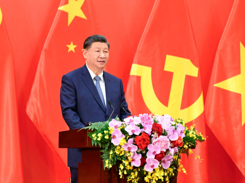 习近平同越共中央总书记阮富仲共同会见中越两国青年和友好人士代表