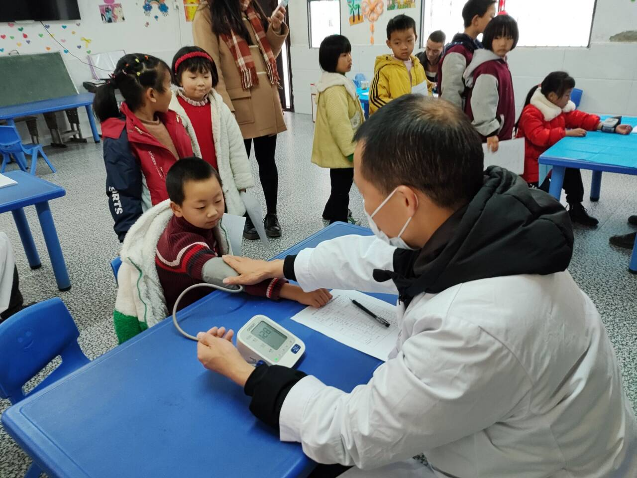 双台乡学校组织2023年度学生健康体检活动