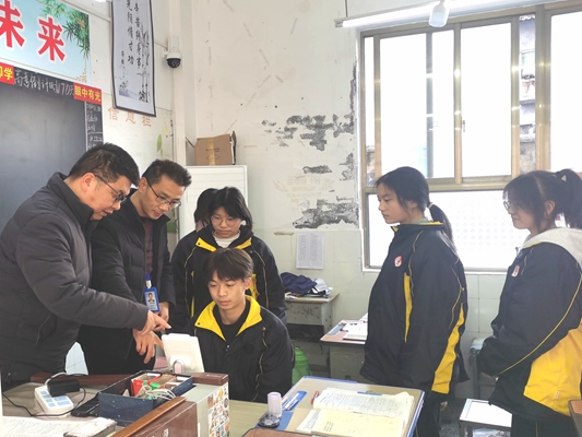 县医保局开展医保电子凭证激活进校园活动