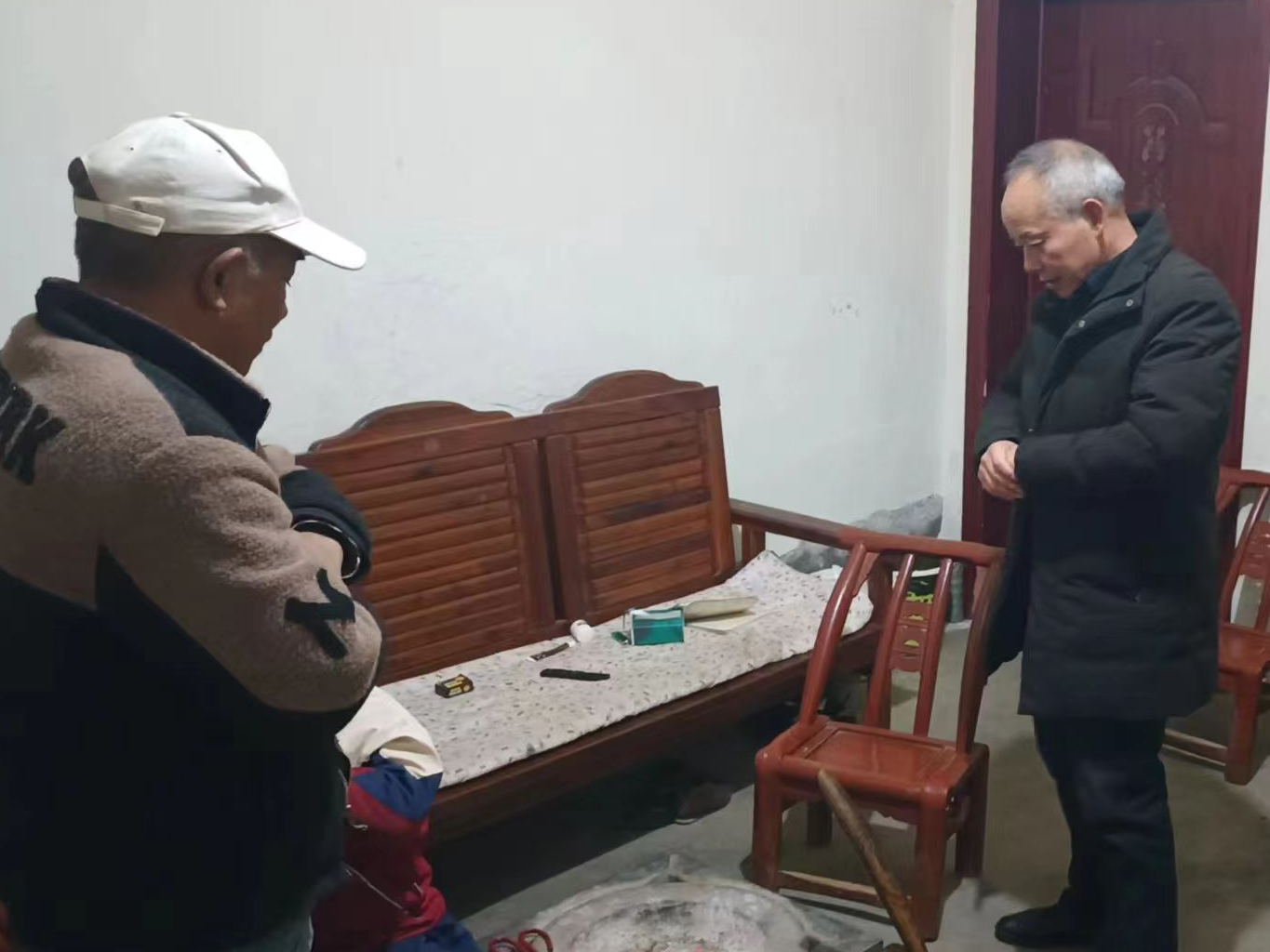 秦古镇开展“敲门行动” 织牢冬季取暖“安全网”