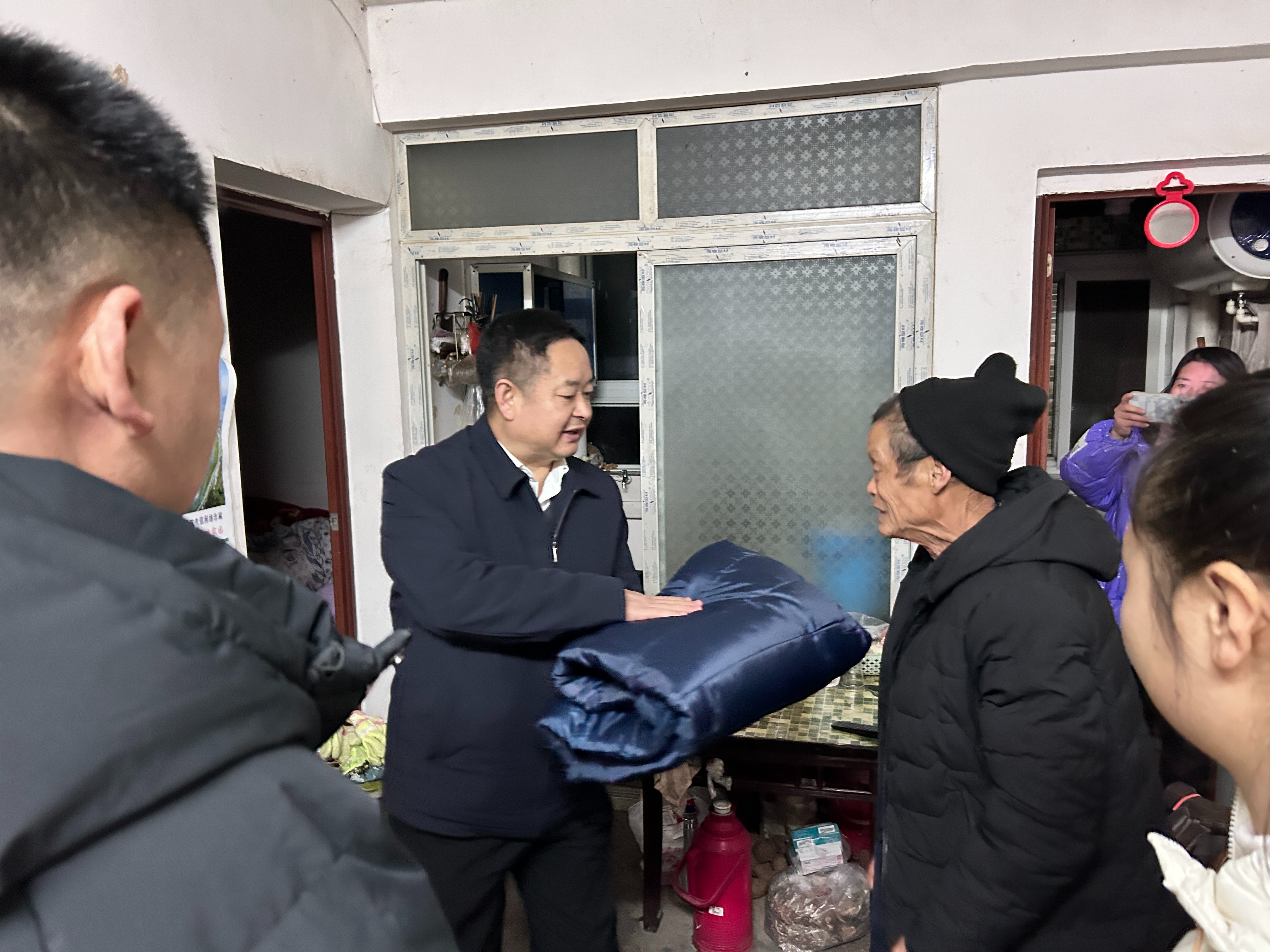 城关镇：寒冬送棉被 关怀暖民心