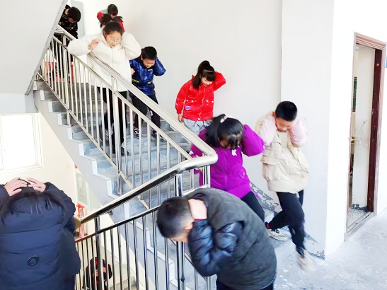 上庸镇峪口小学：防震记于心  演练践于行