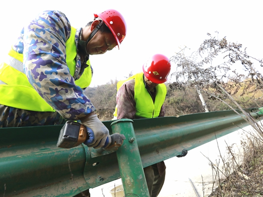 宝丰镇：安装“生命护栏” 消除交通隐患