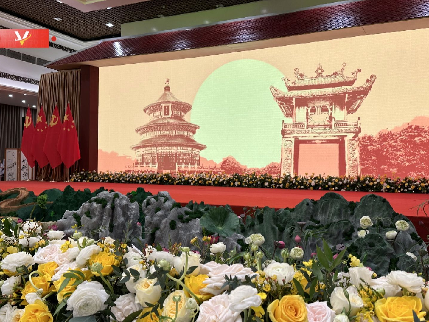 时政快讯丨习近平和彭丽媛出席越共中央总书记阮富仲夫妇和越南国家主席武文赏夫妇共同举行的欢迎宴会