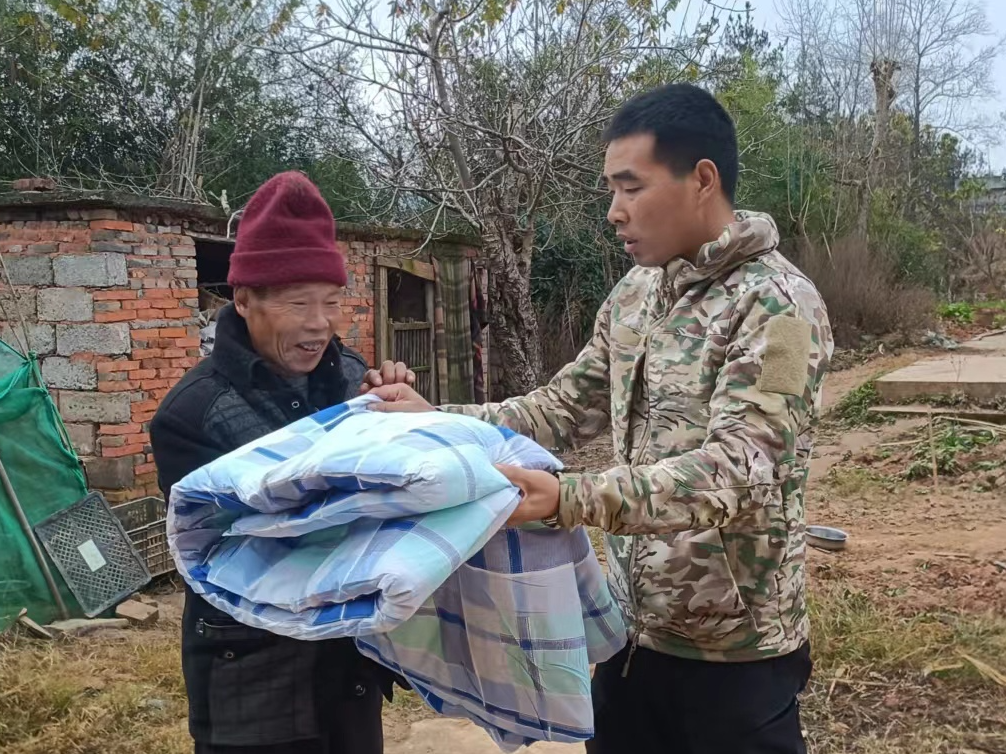 秦古镇：心系困难群众  发放救助物资