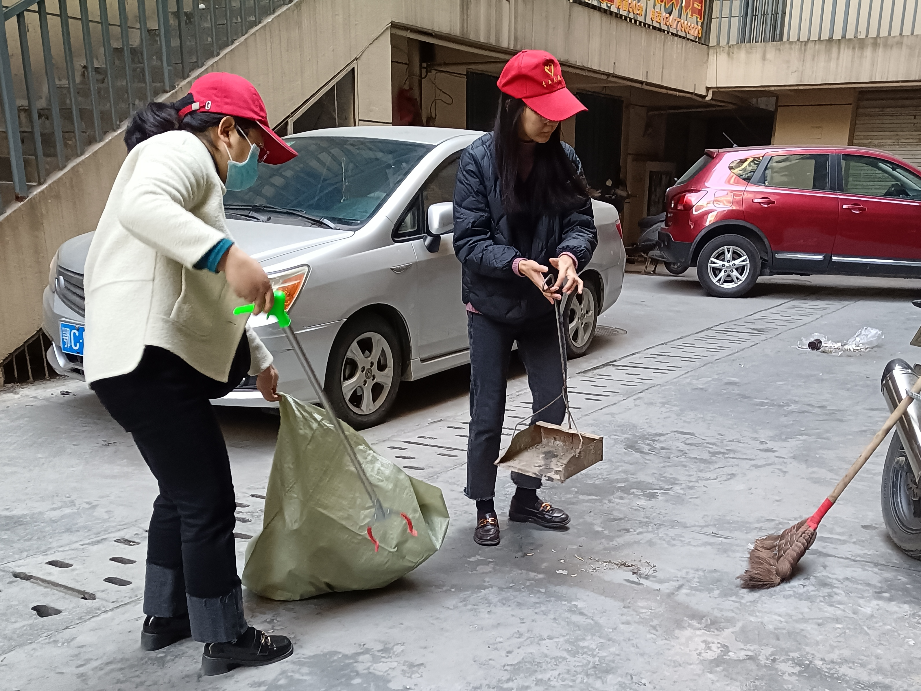 县人才服务中心积极开展环境卫生整治志愿服务活动