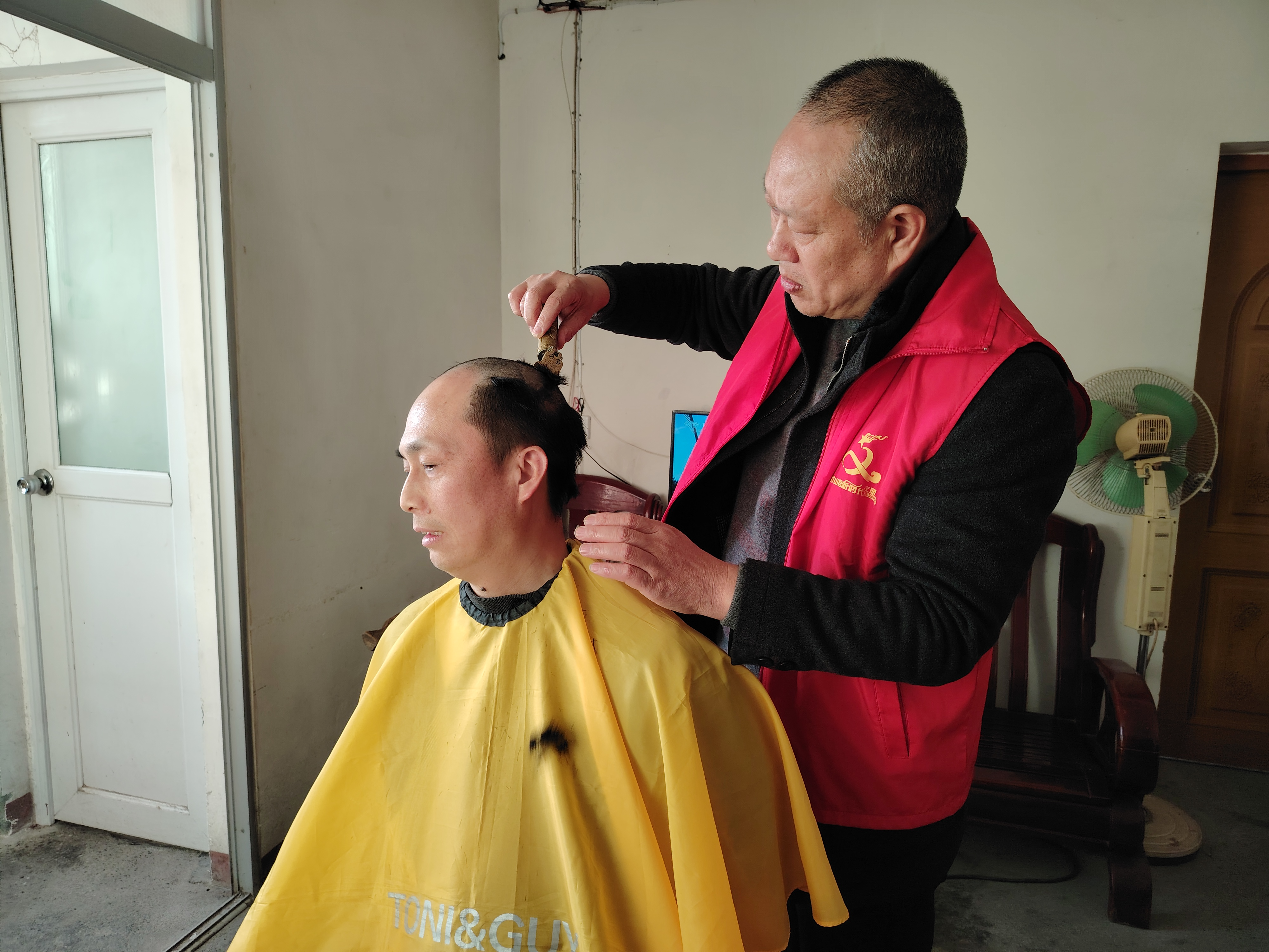 城关镇城西社区：小小善举解决老人“头等大事”