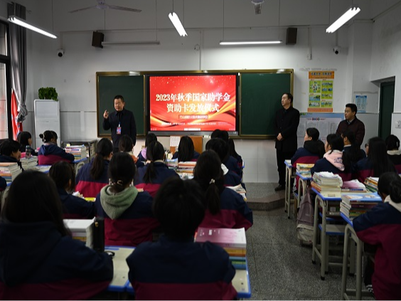 竹山职校发放秋季助学金  1728名学生受惠