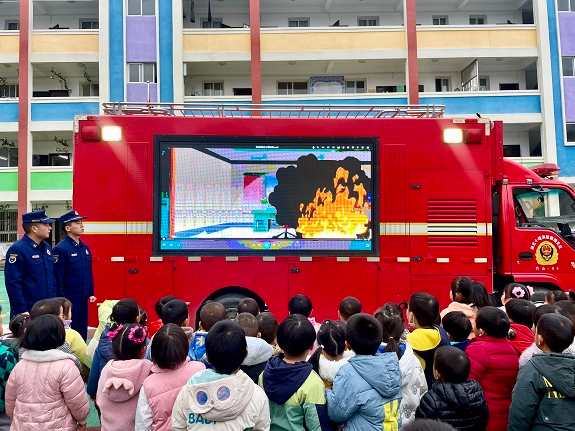 擂鼓鎮(zhèn)護(hù)駕幼兒園：消防宣傳進(jìn)校園 攜手童心話安全