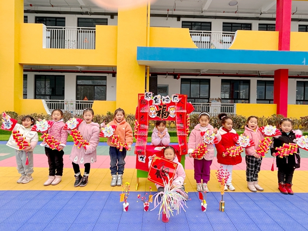 竹坪乡：萌娃手工“鞭炮”迎新年