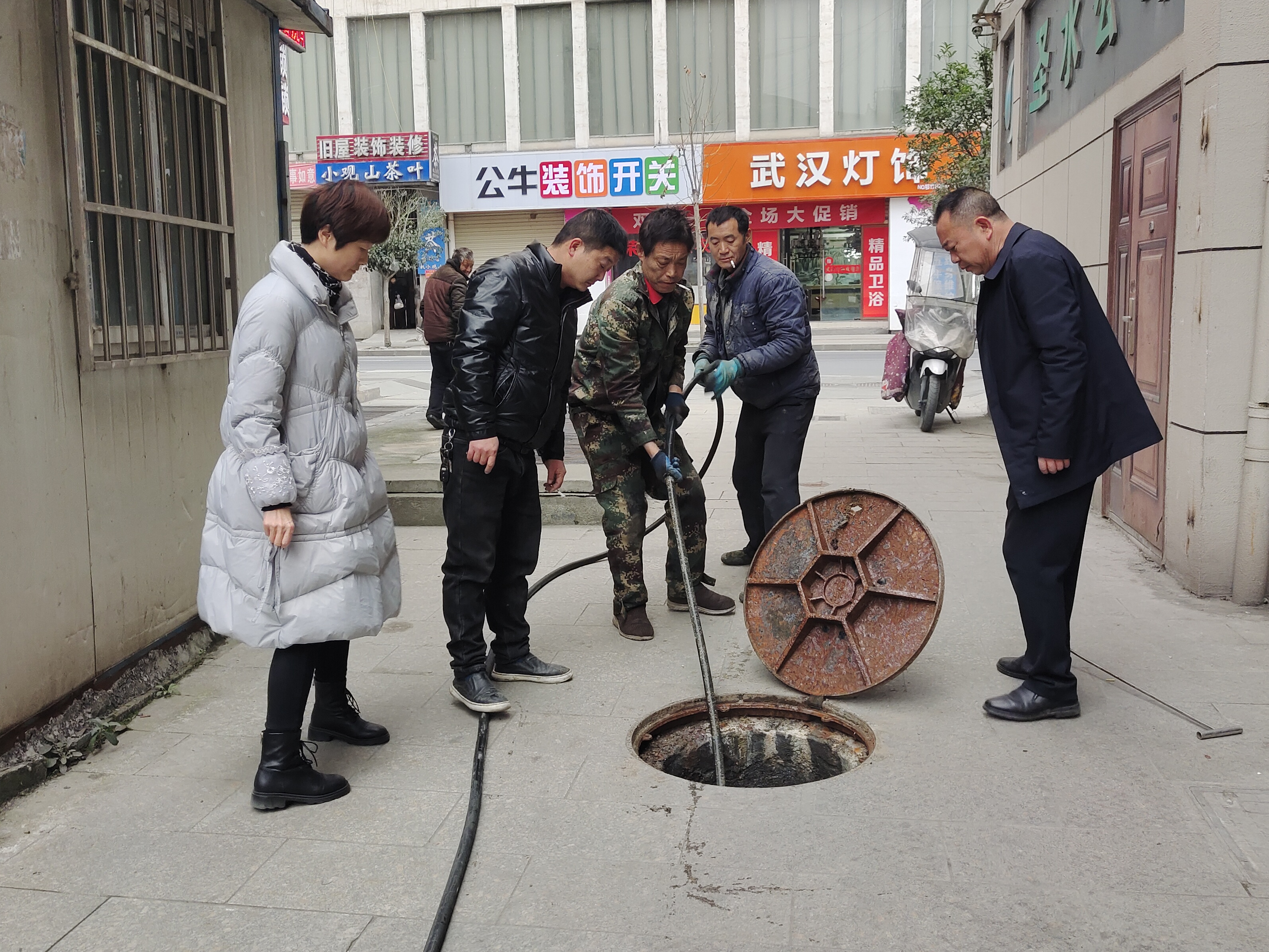 城关镇东门社区：疏通管道畅民心