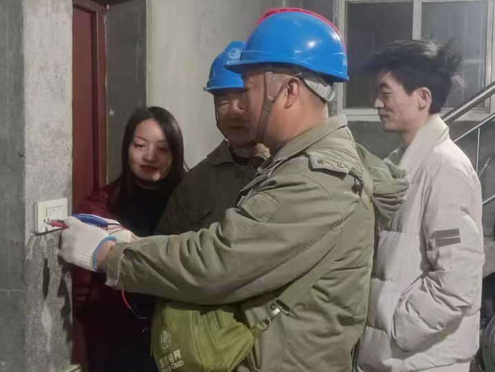 竹山供电公司：“双优四零”光明行 贴心服务返乡群众