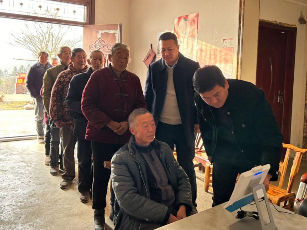 文峰乡：提升医保智能化 便民服务到各村