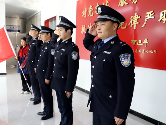 麻家渡镇：萌娃进警营 致敬警察节