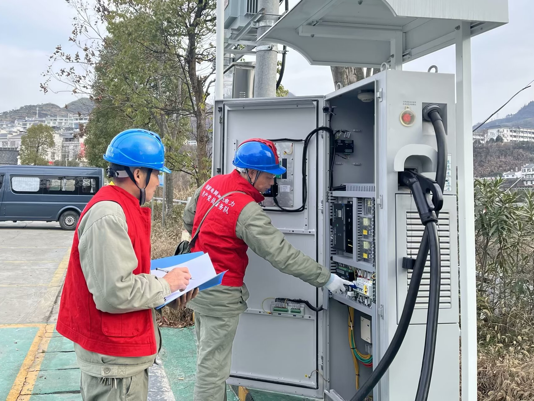 竹山供电公司开展节前充电桩运维巡视