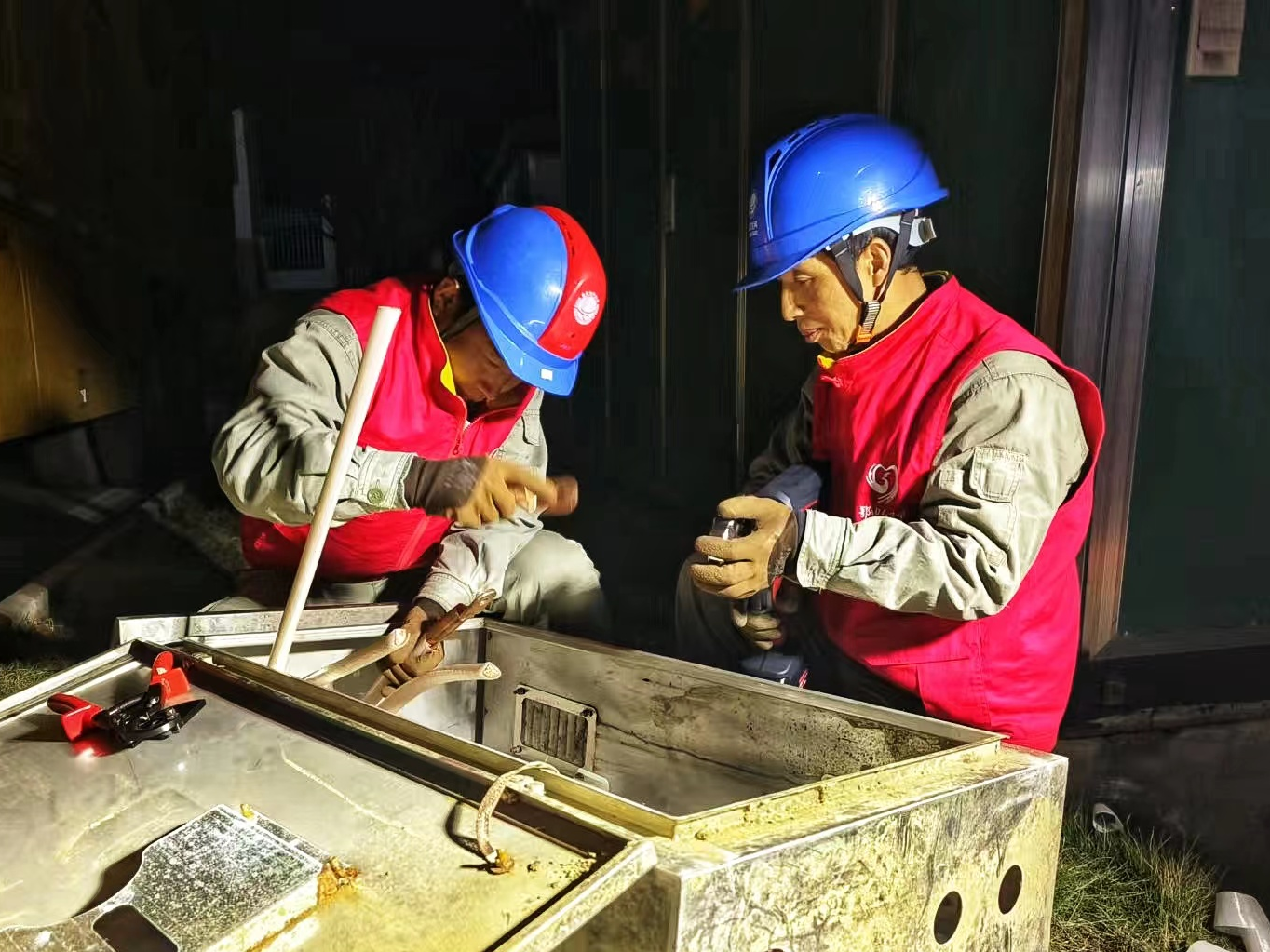 竹山供电公司：鱼塘用上动力电 氧气充足鱼儿肥