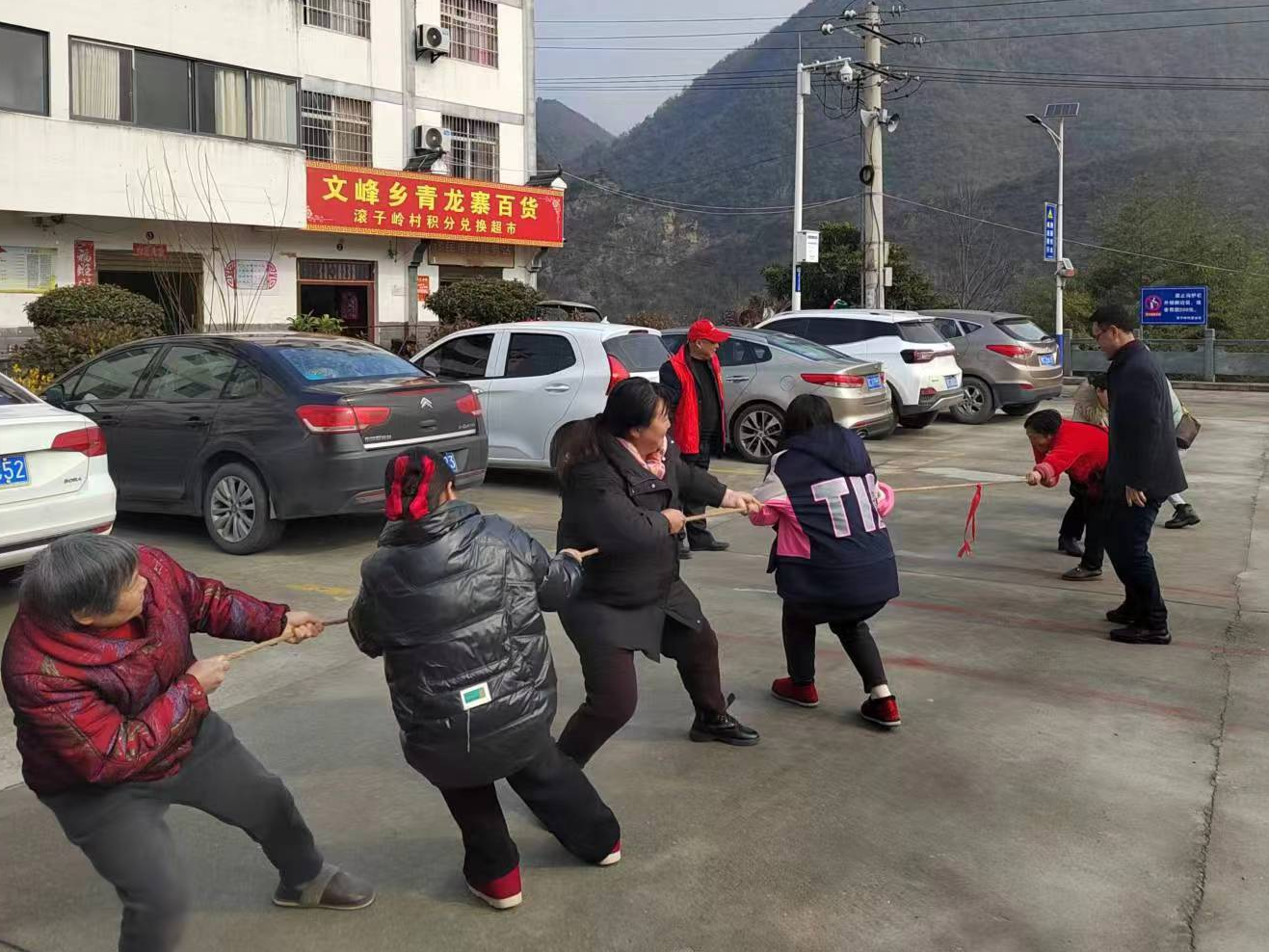 文峰乡滚子岭村组织拔河比赛