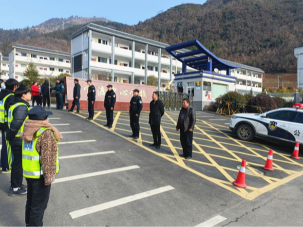 官渡镇中心学校：学生离校 警察护航
