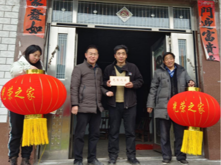 竹坪乡：灯笼送上门　 关怀暖人心