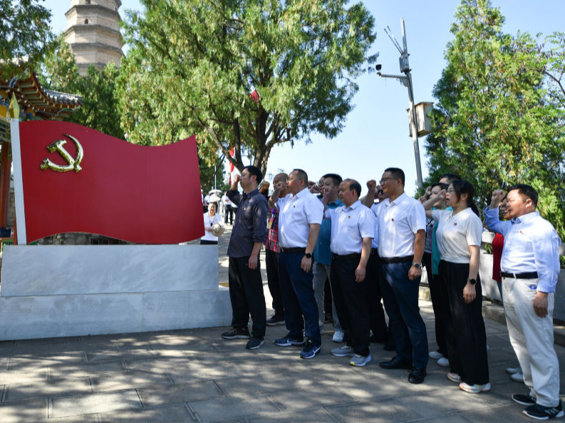 永远在路上——以习近平同志为核心的党中央引领全面从严治党向纵深推进