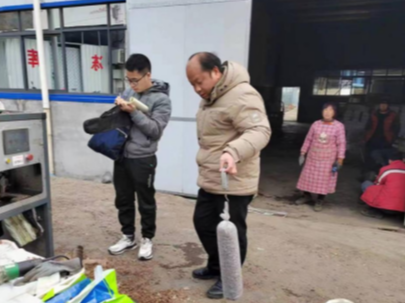 县蔬菜产业发展中心：抢抓有利时节  督办菌袋生产