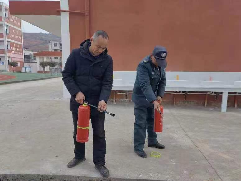 溢水中学：开展灭火器使用培训