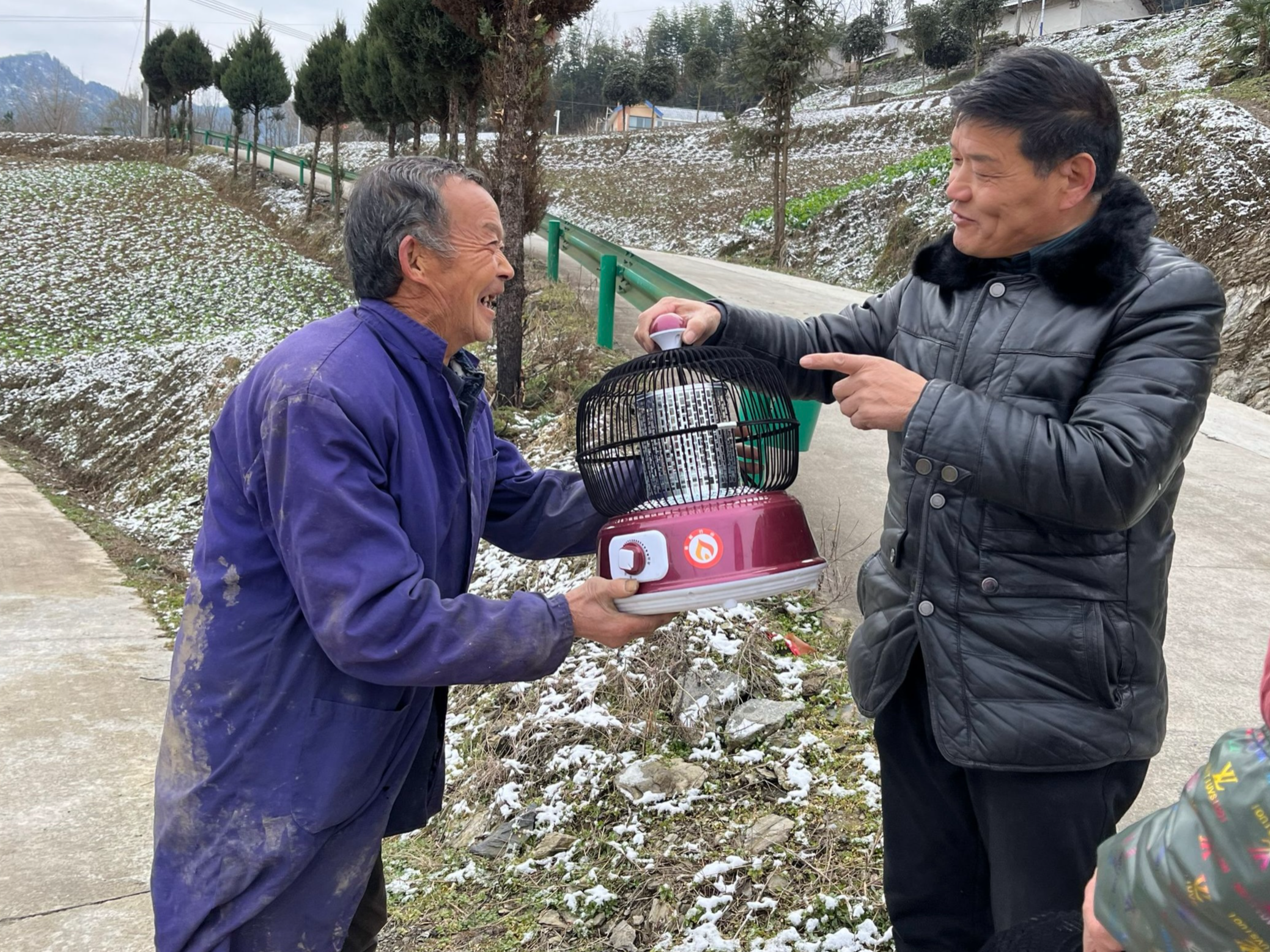 上庸镇：寒潮来袭送温暖 筑牢民生保障防线